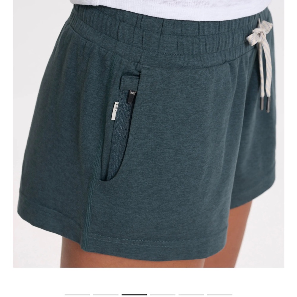 Women’s Vuori Short. Sage green. Size Large